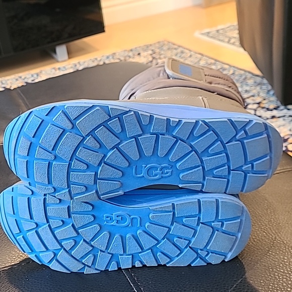 Hardly worn boys Uggs winter boots size 5 - Picture 4 of 5